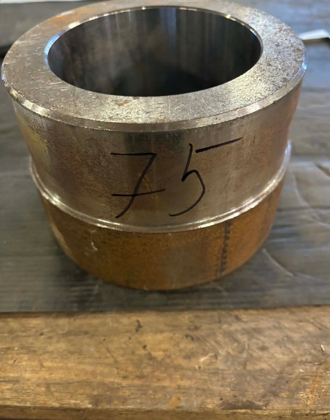 Rør emne i sort stål, Ø141.95, Ø55.62, L=97.2mm – Aksler & Rør