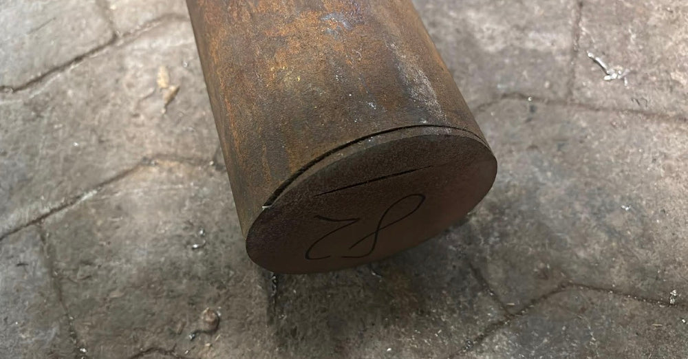 Aksel i sort stål, Ø100, L=477mm