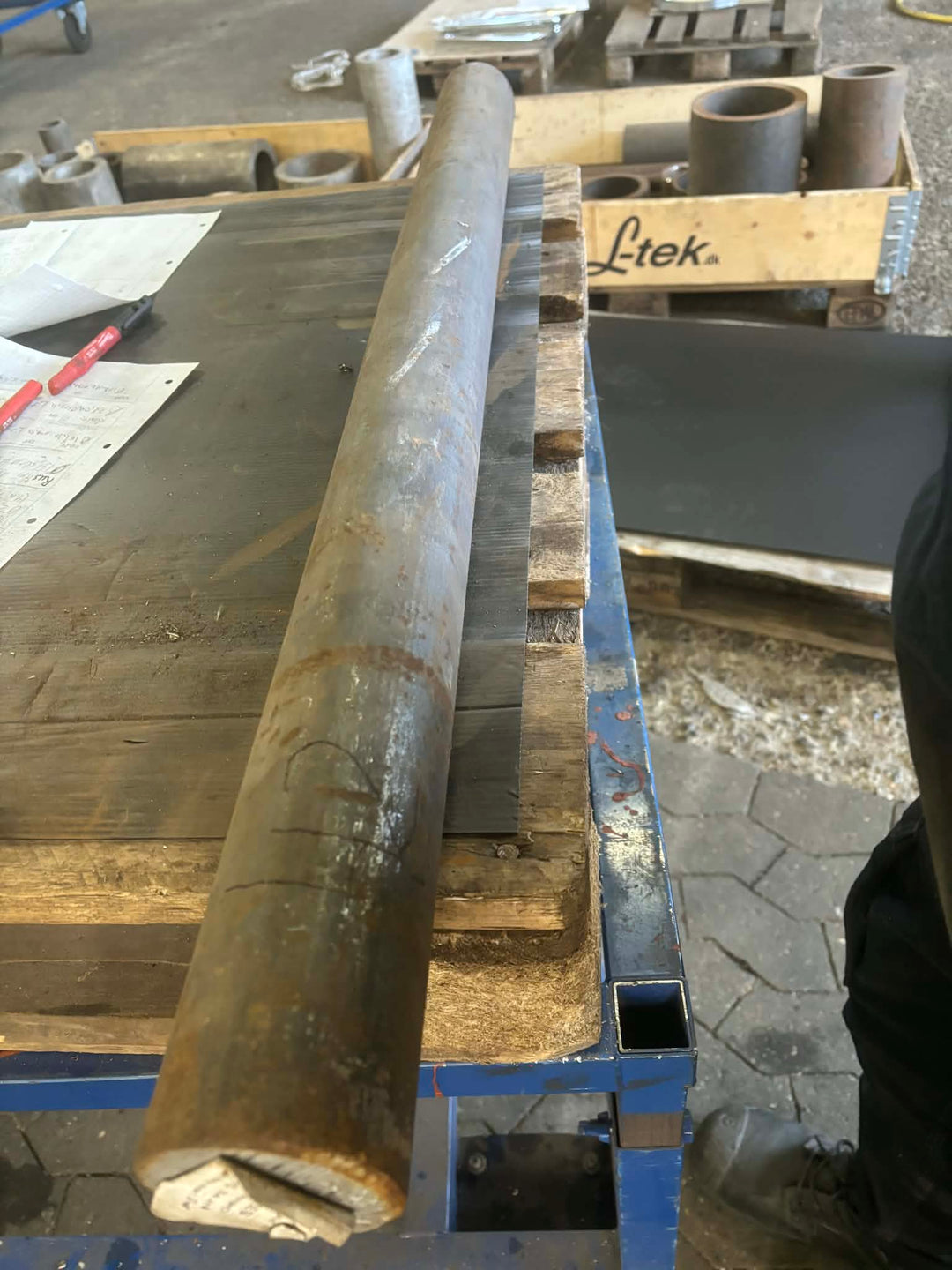 Aksel i sort stål, Ø76, L=964mm