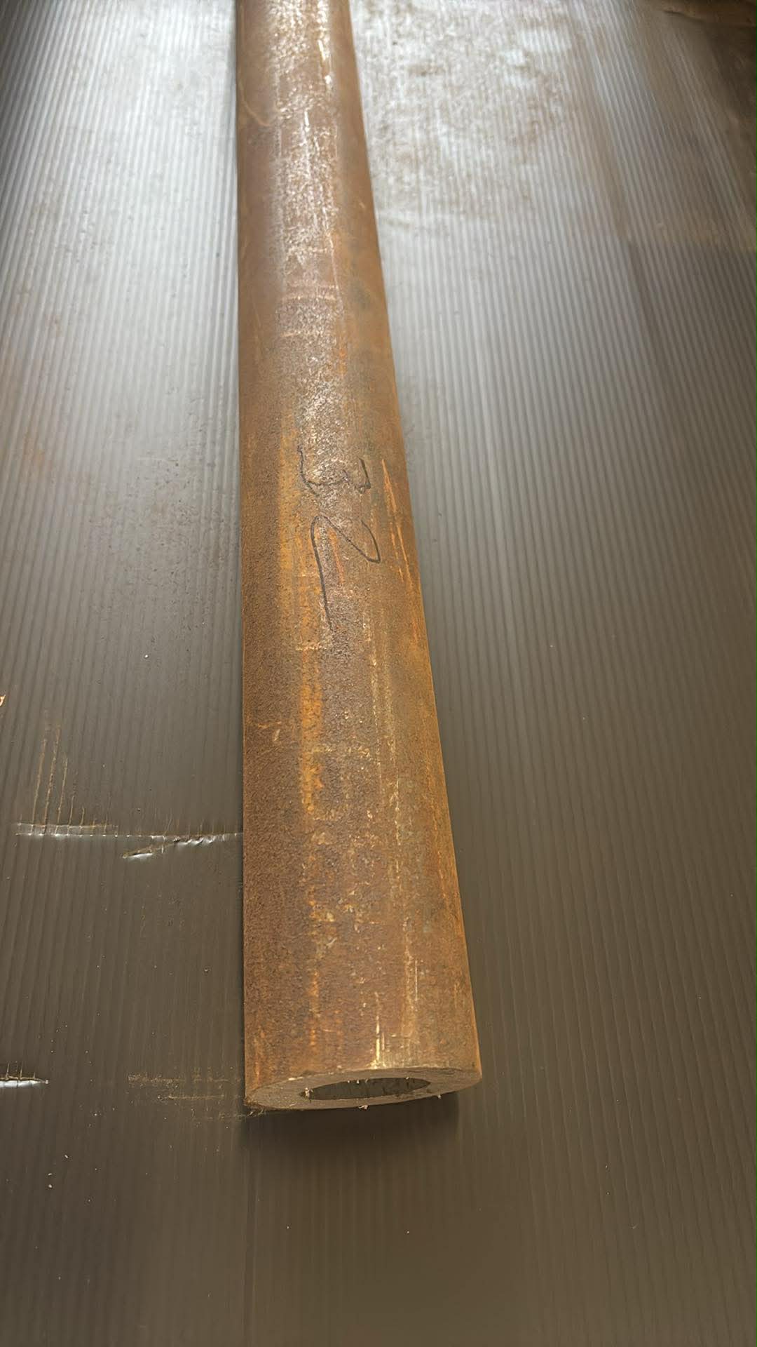 Rør i sort stål, Ø56.23, Ø30,27, L=843mm – Aksler & Rør