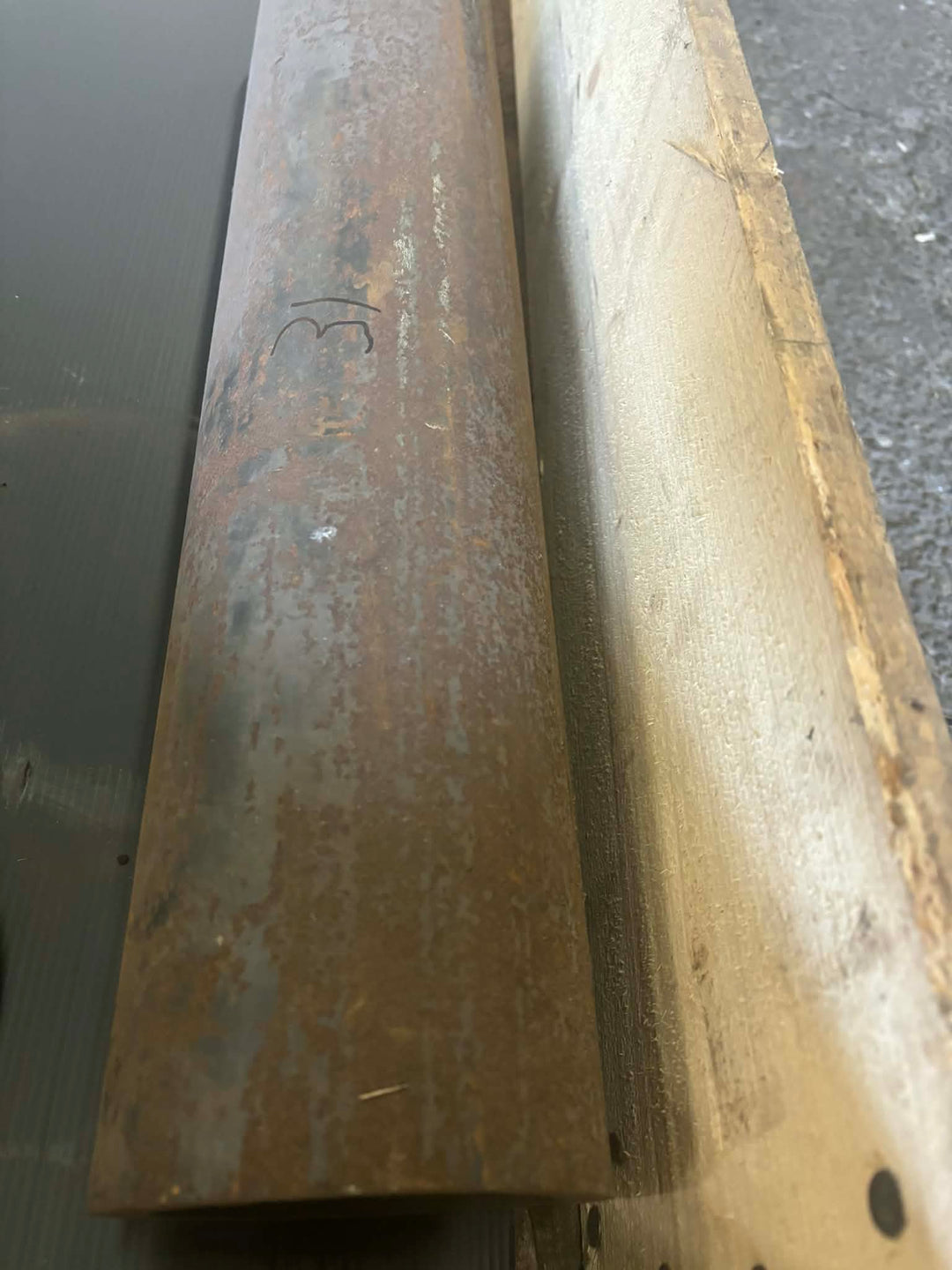 Rør i sort stål, Ø125.58, Ø97.79, L=644mm – Aksler & Rør
